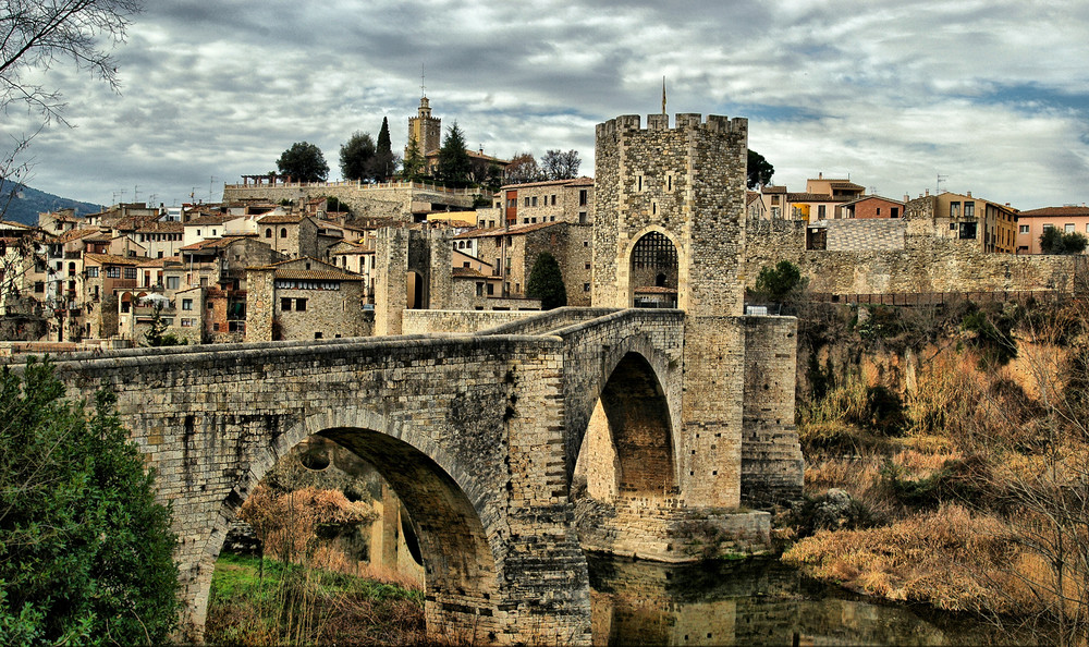 Besalú (Girona), uno de los pueblos medievales mejor conservados de España.